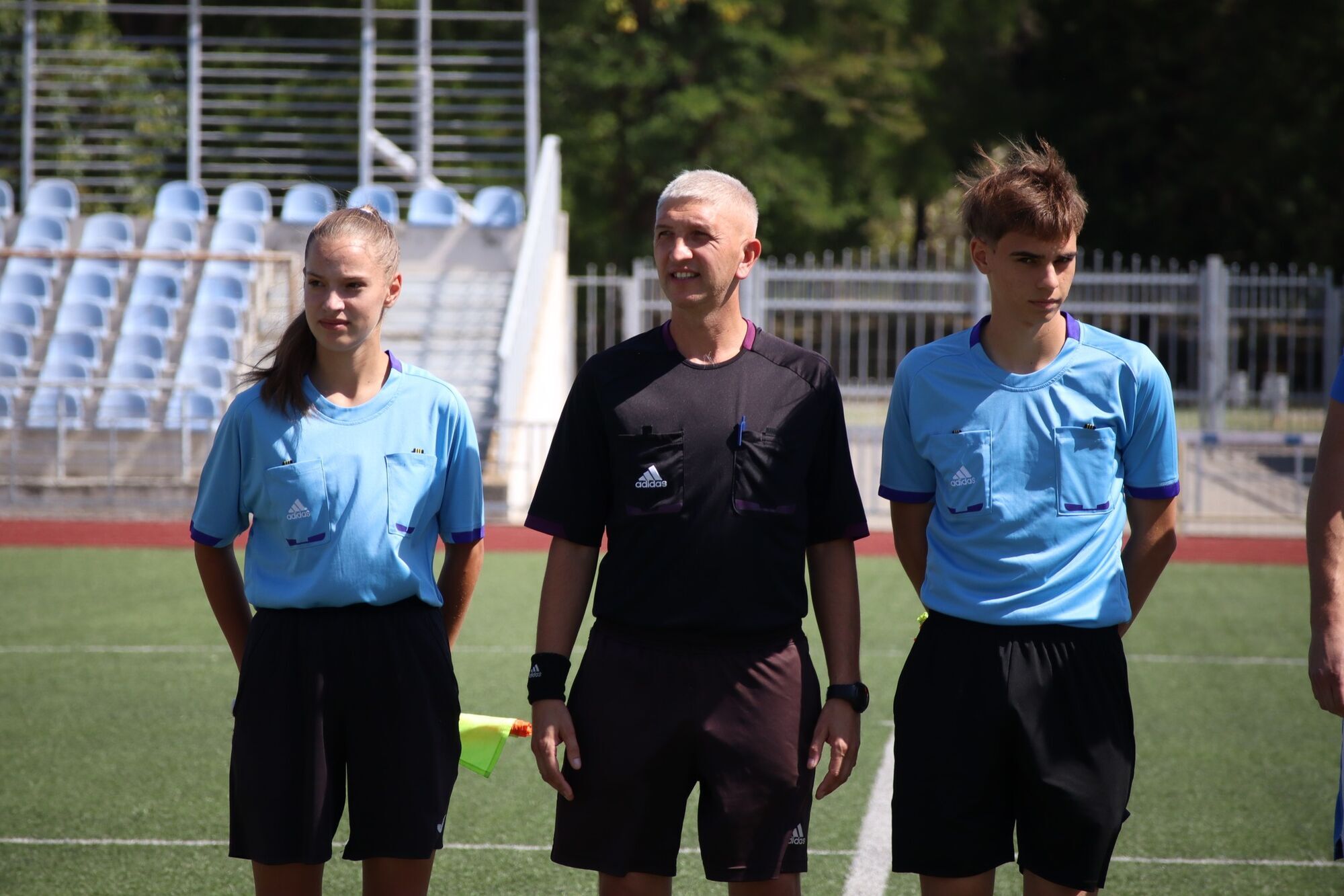 Понадобилась помощь медиков. Украинский футболист отправил арбитра в нокдаун в матче и хотел добить. Видео