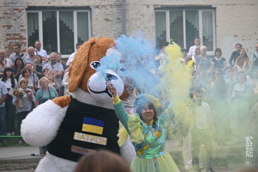 "Мы с тобой": военные провели в первый класс дочь погибшего побратима. Фото