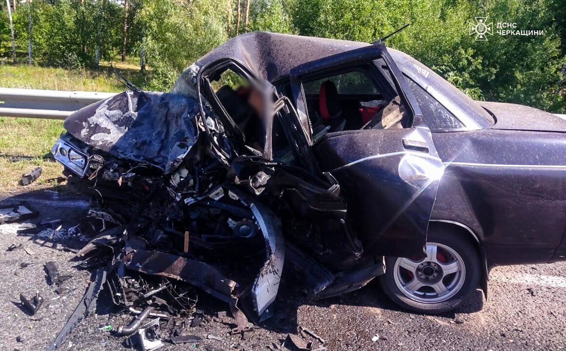 Столкнулись два авто: в Черкасской области в ДТП погибли три человека, пострадал ребенок. Фото
