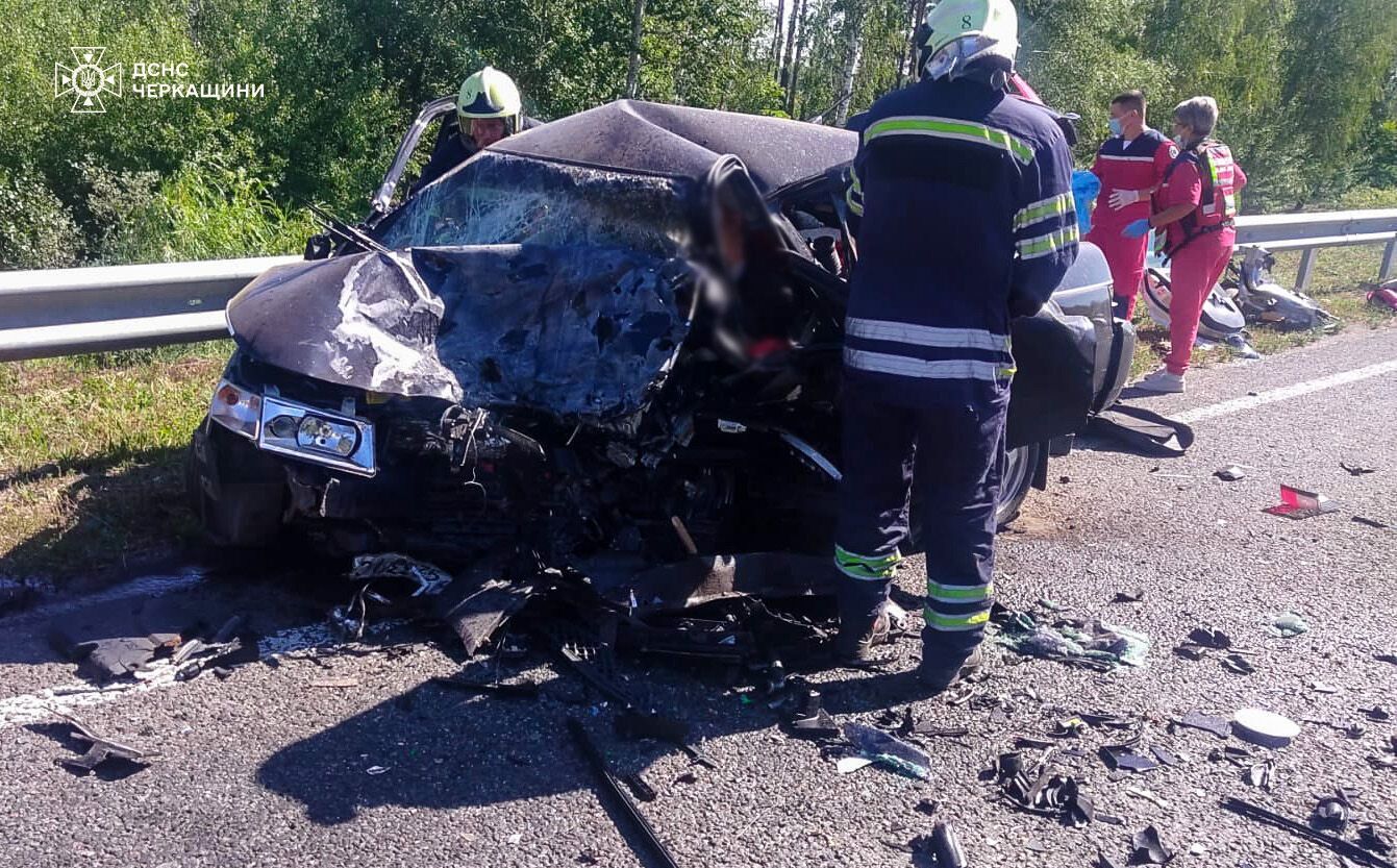 Столкнулись два авто: в Черкасской области в ДТП погибли три человека, пострадал ребенок. Фото