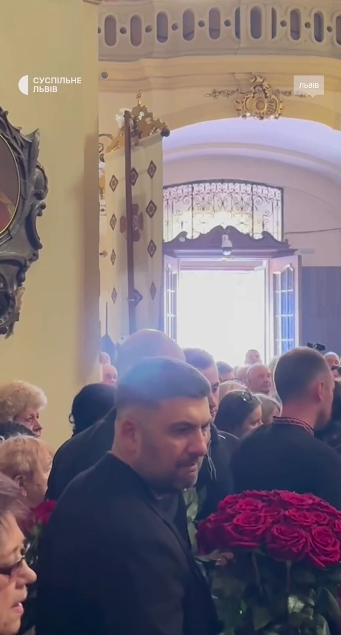 У Львові попрощалися з убитим Андрієм Парубієм: ексспікера ВР поховали на Личаківському кладовищі. Фото і відео