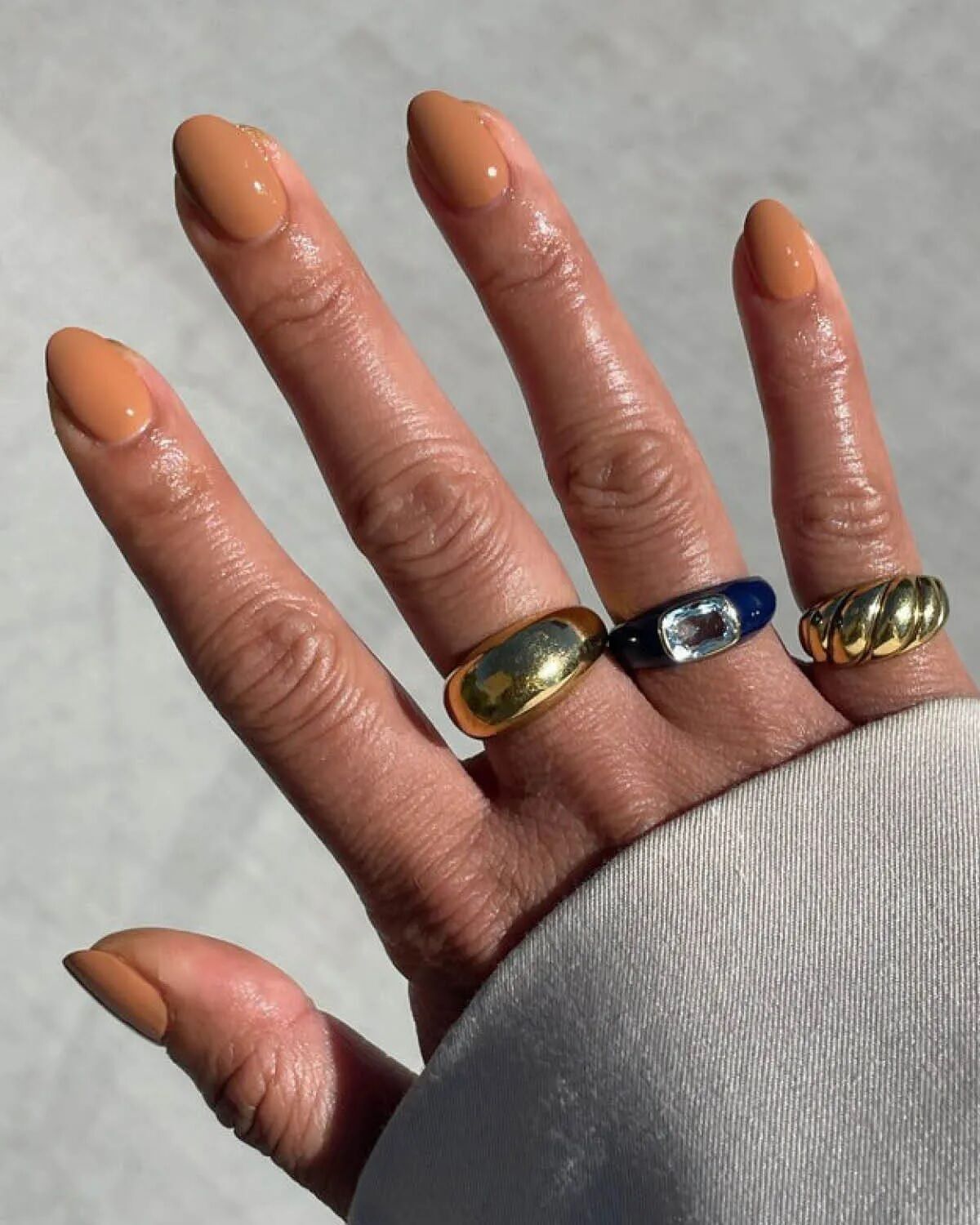 Беспроигрышные идеи: лучшие цвета маникюра осенью-2025