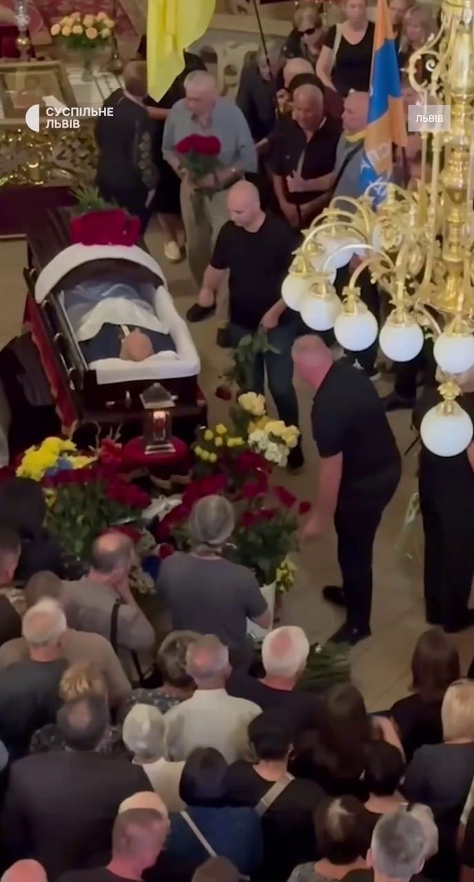 У Львові попрощалися з убитим Андрієм Парубієм: ексспікера ВР поховали на Личаківському кладовищі. Фото і відео