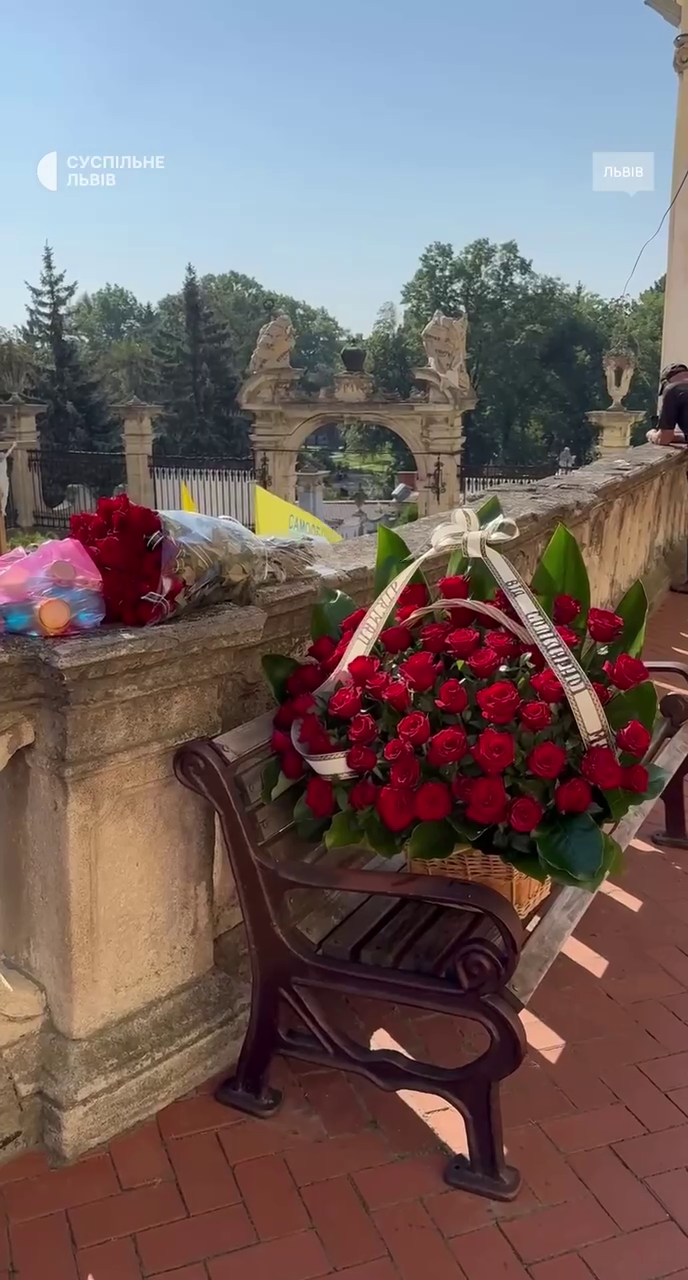 У Львові попрощалися з убитим Андрієм Парубієм: ексспікера ВР поховали на Личаківському кладовищі. Фото і відео