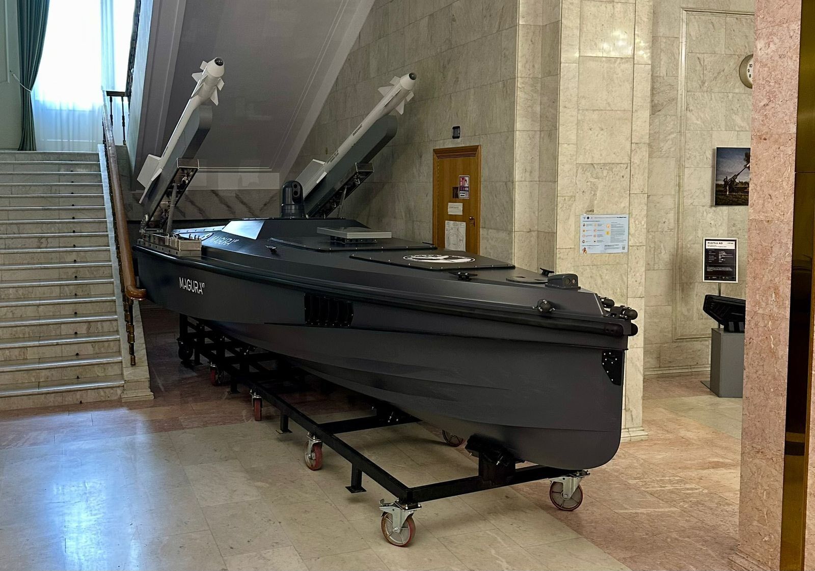 Первым в мире сбил боевой самолет Су-30 с моря: в МИД Украины установили макет надводной беспилотной лодки Magura V7. Фото