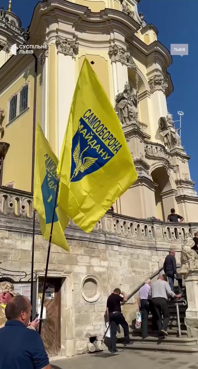 У Львові попрощалися з убитим Андрієм Парубієм: ексспікера ВР поховали на Личаківському кладовищі. Фото і відео