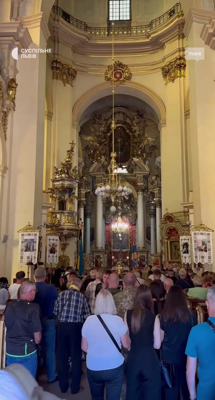 У Львові попрощалися з убитим Андрієм Парубієм: ексспікера ВР поховали на Личаківському кладовищі. Фото і відео