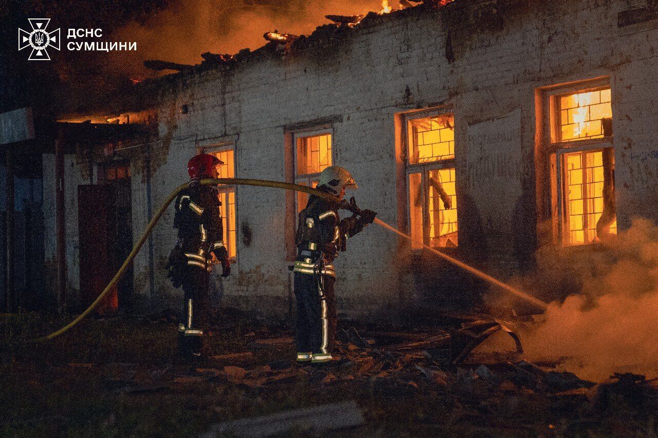 Оккупанты атаковали Сумы: вспыхнул масштабный пожар, среди пострадавших – ребенок. Фото и видео