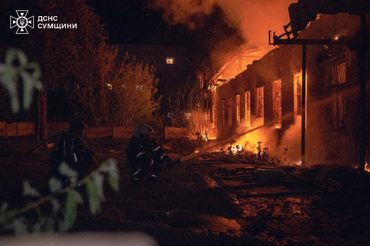 Оккупанты атаковали Сумы: вспыхнул масштабный пожар, среди пострадавших – ребенок. Фото и видео