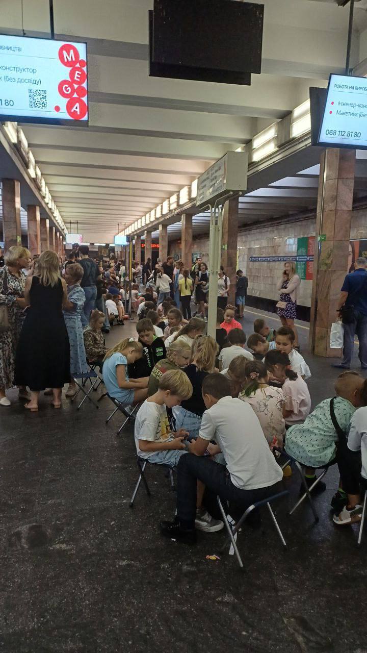 У Києві діти змушені замість занять у школі ховатися від російських "Шахедів" у метро. Фото та відео