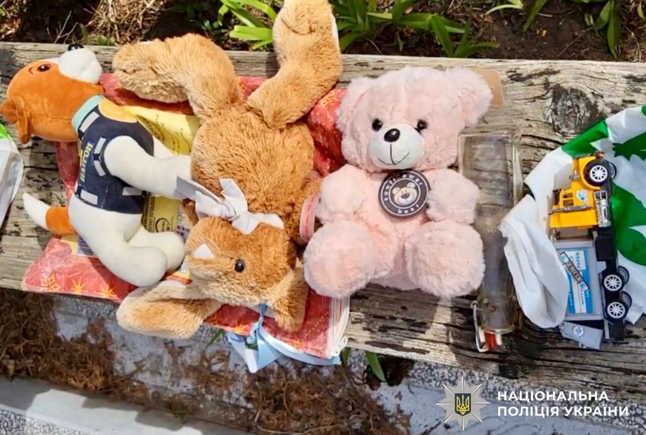 На Київщині судитимуть жінку, яка крала іграшки з могили захисників України. Подробиці справи та фото