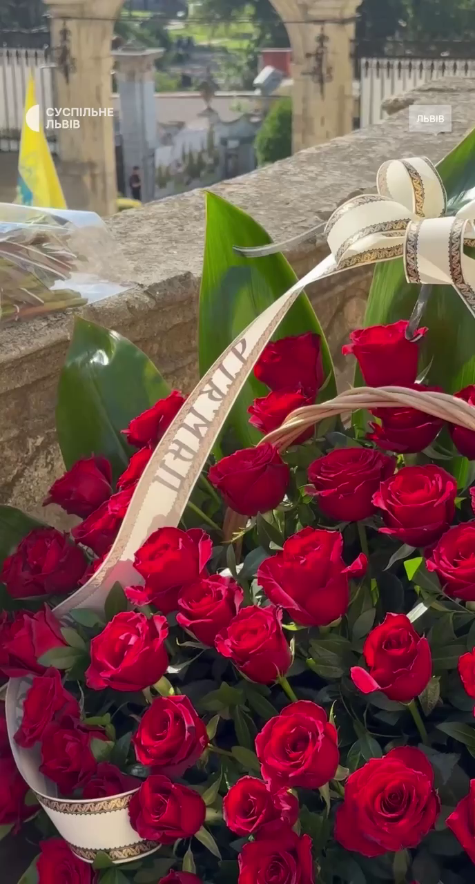 У Львові попрощалися з убитим Андрієм Парубієм: ексспікера ВР поховали на Личаківському кладовищі. Фото і відео