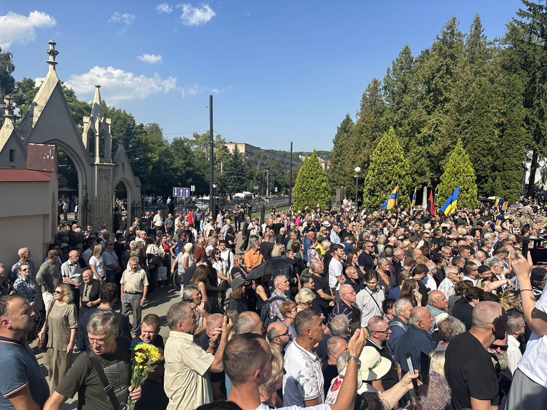 У Львові попрощалися з убитим Андрієм Парубієм: ексспікера ВР поховали на Личаківському кладовищі. Фото і відео