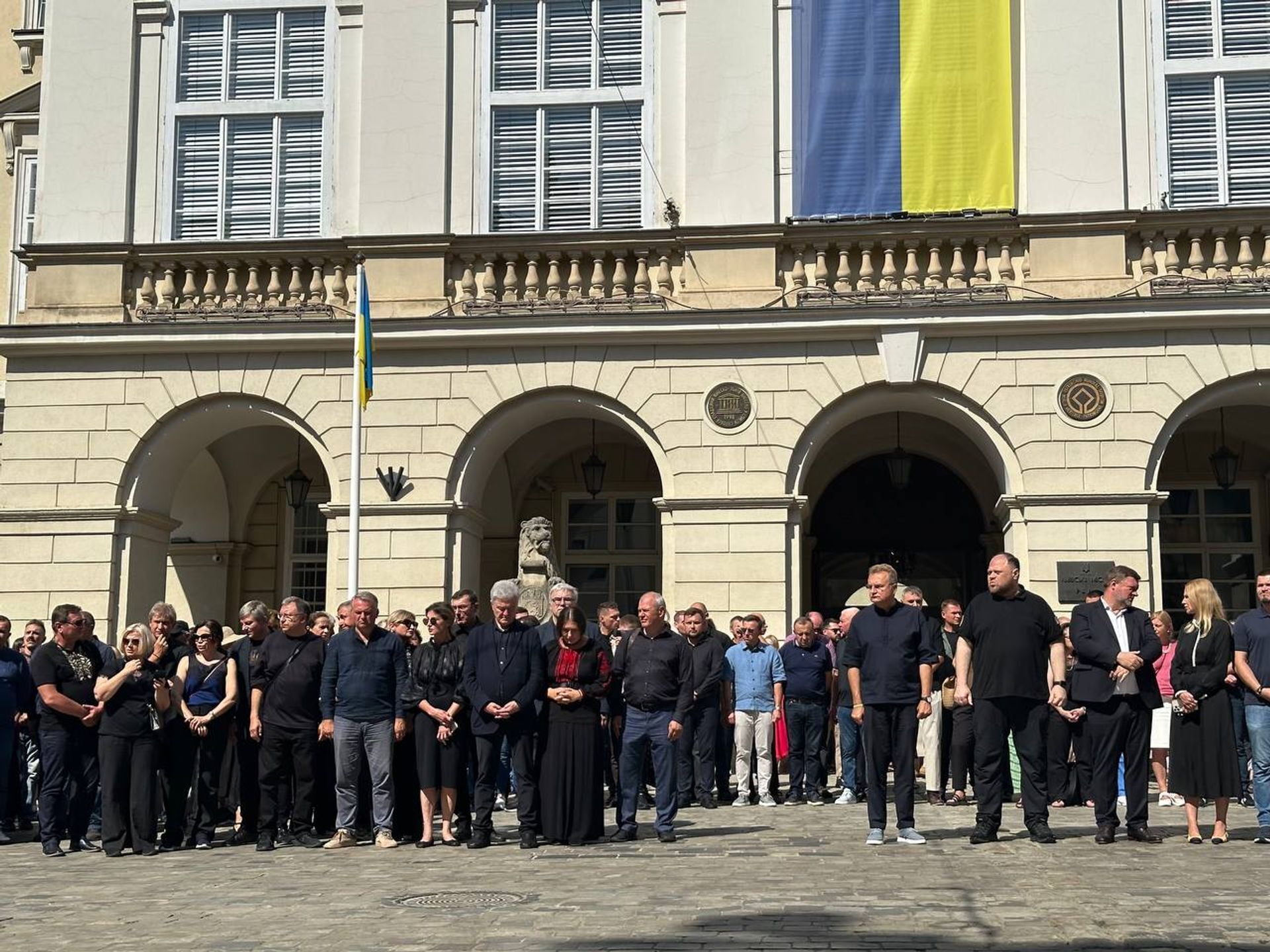 У Львові попрощалися з убитим Андрієм Парубієм: ексспікера ВР поховали на Личаківському кладовищі. Фото і відео