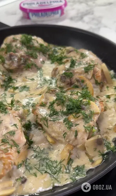 Как вкусно потушить куриные бедра на сковородке: мясо просто тает во рту