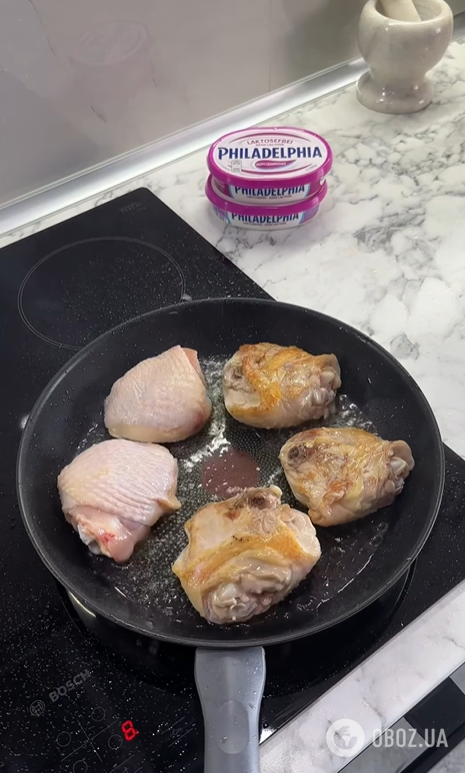 Как вкусно потушить куриные бедра на сковородке: мясо просто тает во рту
