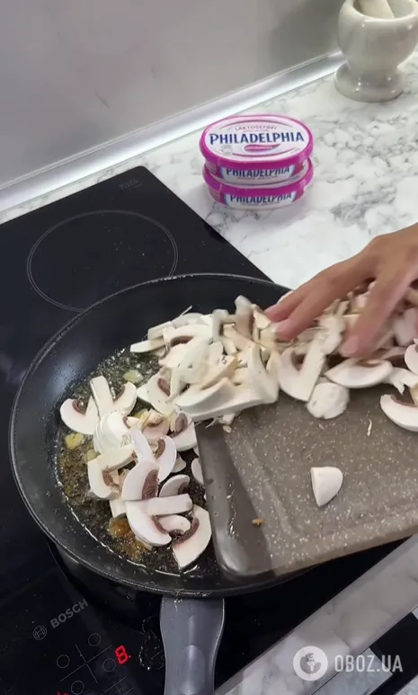 Как вкусно потушить куриные бедра на сковородке: мясо просто тает во рту