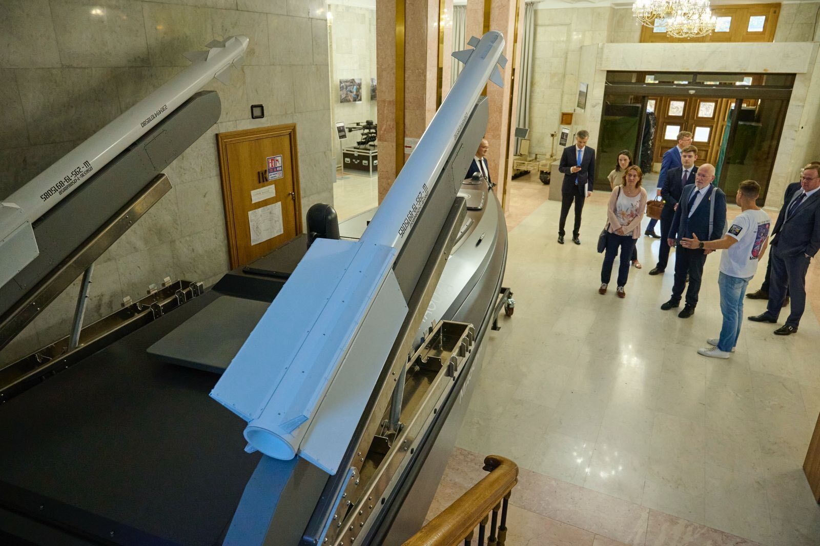 Первым в мире сбил боевой самолет Су-30 с моря: в МИД Украины установили макет надводной беспилотной лодки Magura V7. Фото