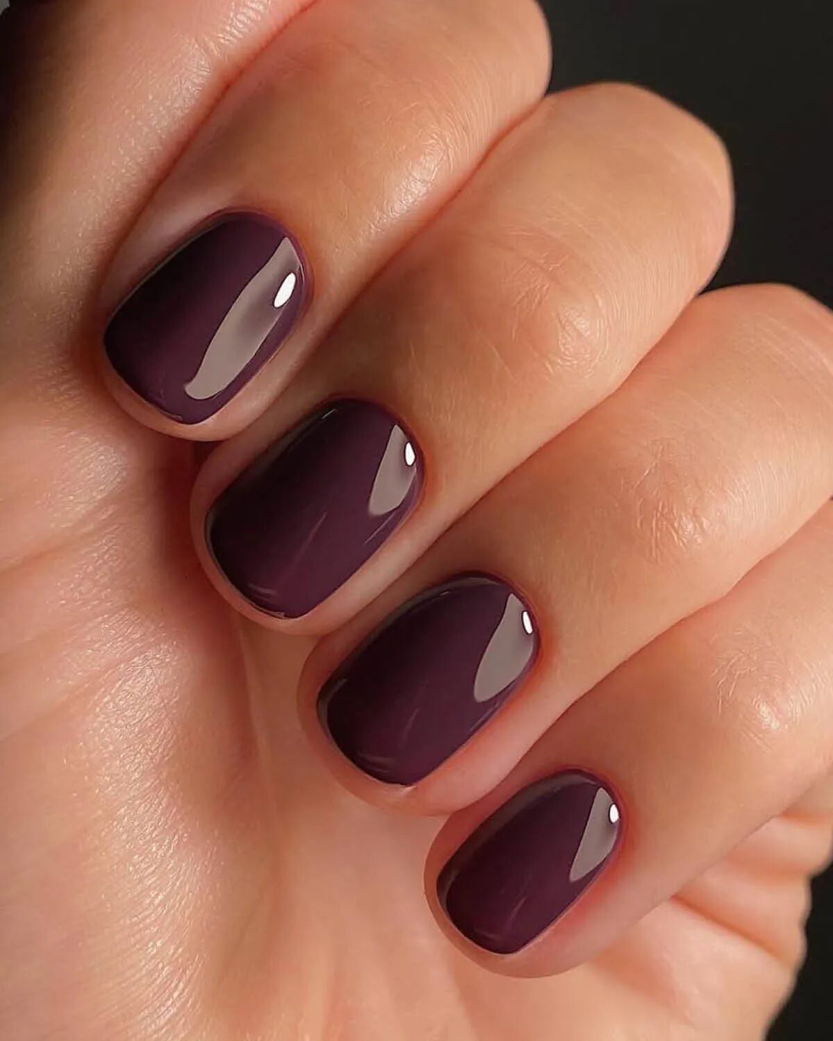 Беспроигрышные идеи: лучшие цвета маникюра осенью-2025