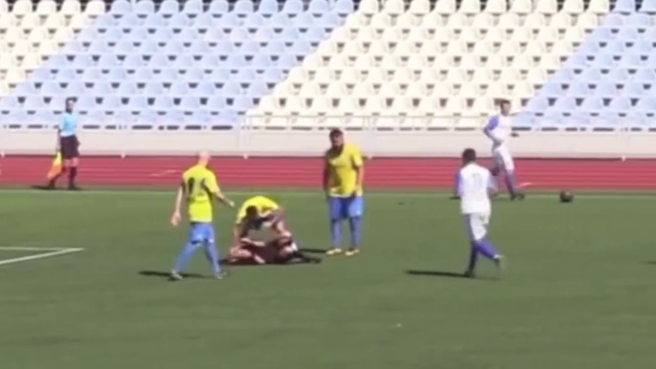 Понадобилась помощь медиков. Украинский футболист отправил арбитра в нокдаун в матче и хотел добить. Видео