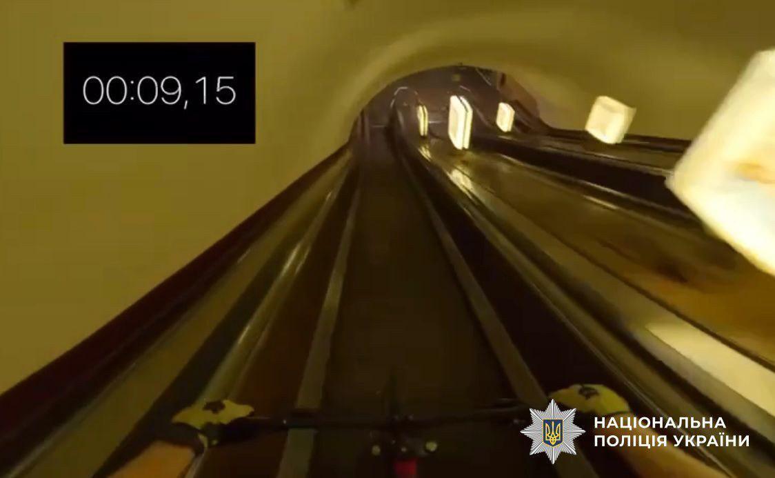 Хотел эксклюзивное видео: в Киеве нашли студента, который устроил гонки по эскалатору станции метро "Арсенальная". Фото