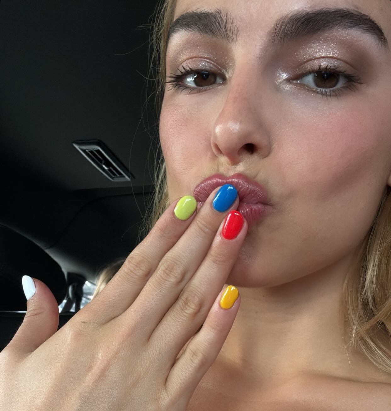 В стиле 90-х: старый тренд маникюра снова в моде