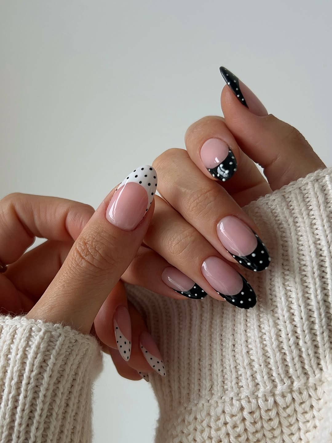 Неочевидный цвет маникюра в стиле "тихая роскошь" стал открытием 2025 года: лучшие идеи