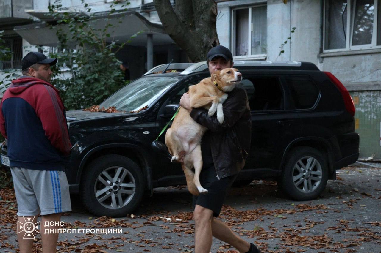 Жахливий удар РФ по Дніпру: пошкоджені багатоповерхівка, школи і дитсадки, 36 постраждалих. Фото й відео