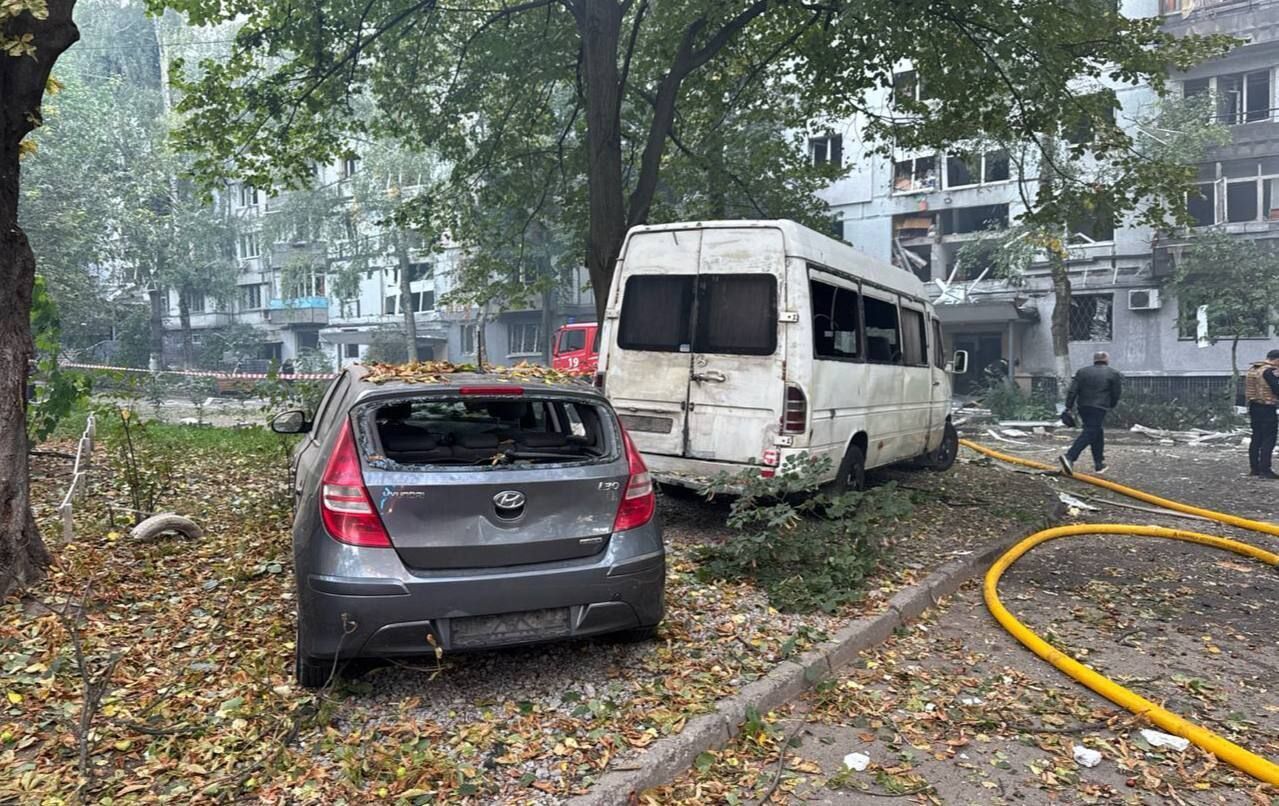 Жахливий удар РФ по Дніпру: пошкоджені багатоповерхівка, школи і дитсадки, 36 постраждалих. Фото й відео