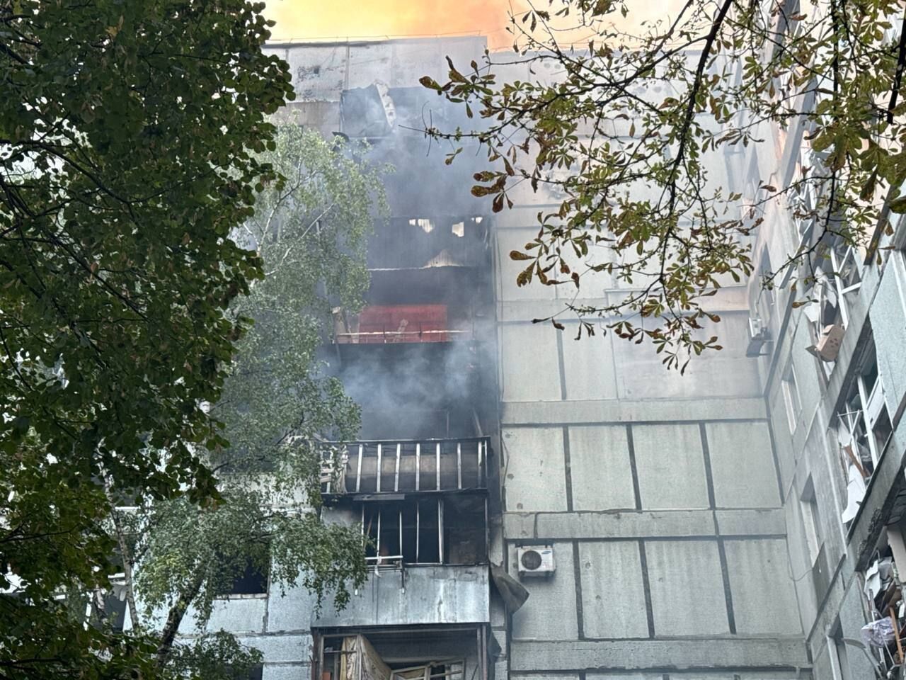 Жахливий удар РФ по Дніпру: пошкоджені багатоповерхівка, школи і дитсадки, 36 постраждалих. Фото й відео