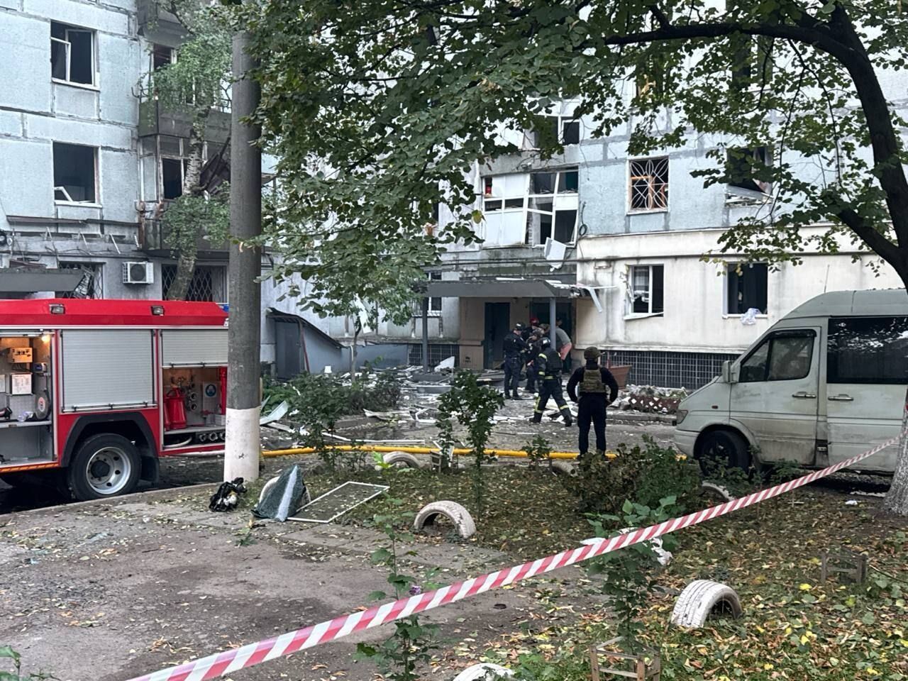 Жахливий удар РФ по Дніпру: пошкоджені багатоповерхівка, школи і дитсадки, 36 постраждалих. Фото й відео