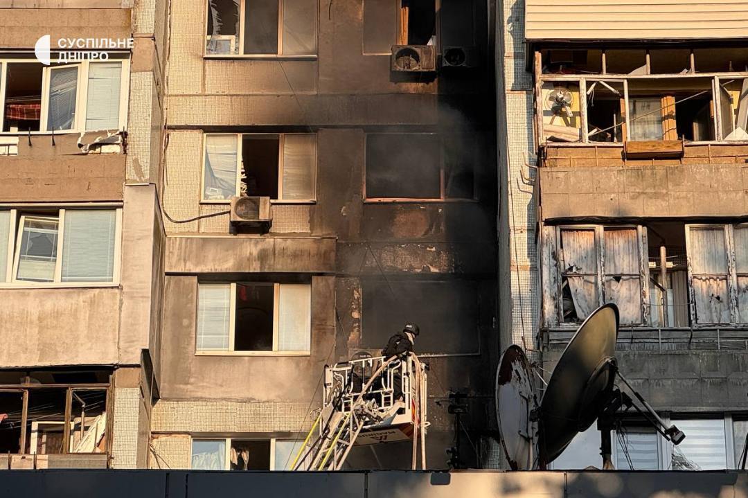 Жахливий удар РФ по Дніпру: пошкоджені багатоповерхівка, школи і дитсадки, 36 постраждалих. Фото й відео