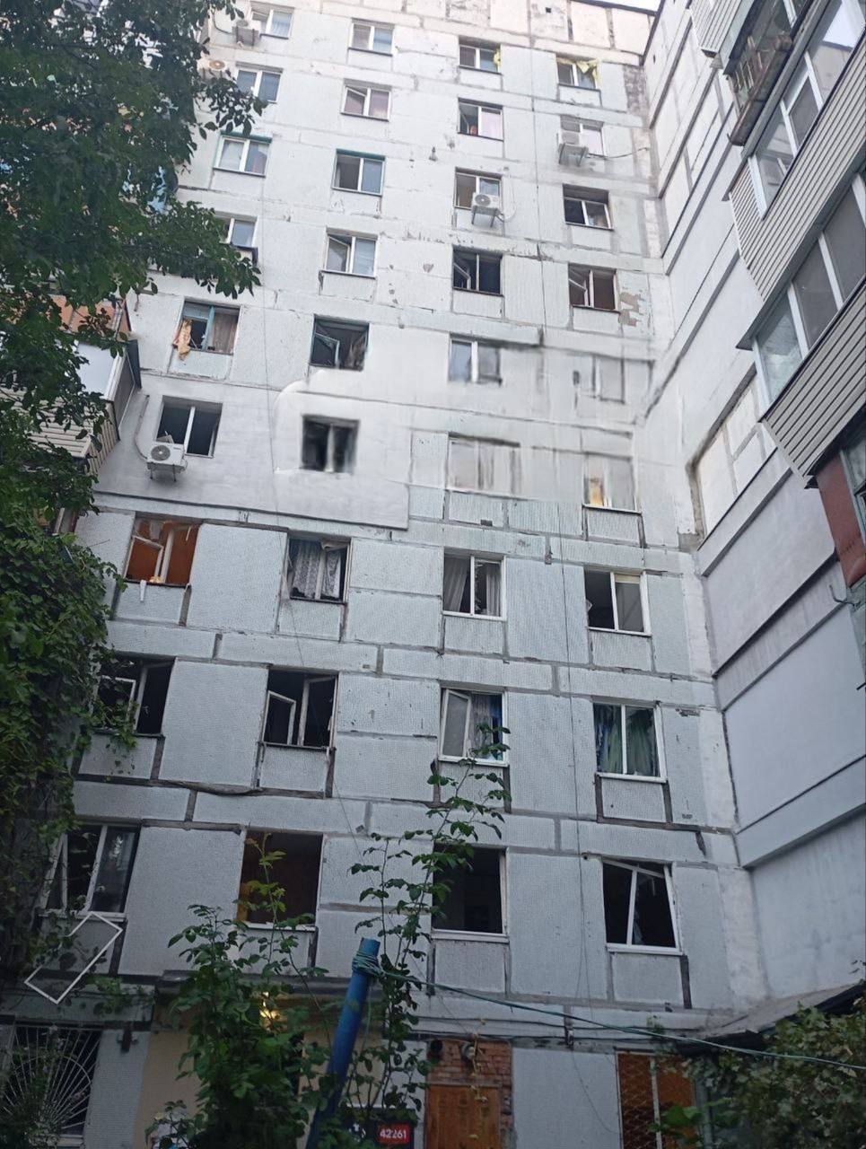 Жахливий удар РФ по Дніпру: пошкоджені багатоповерхівка, школи і дитсадки, 36 постраждалих. Фото й відео