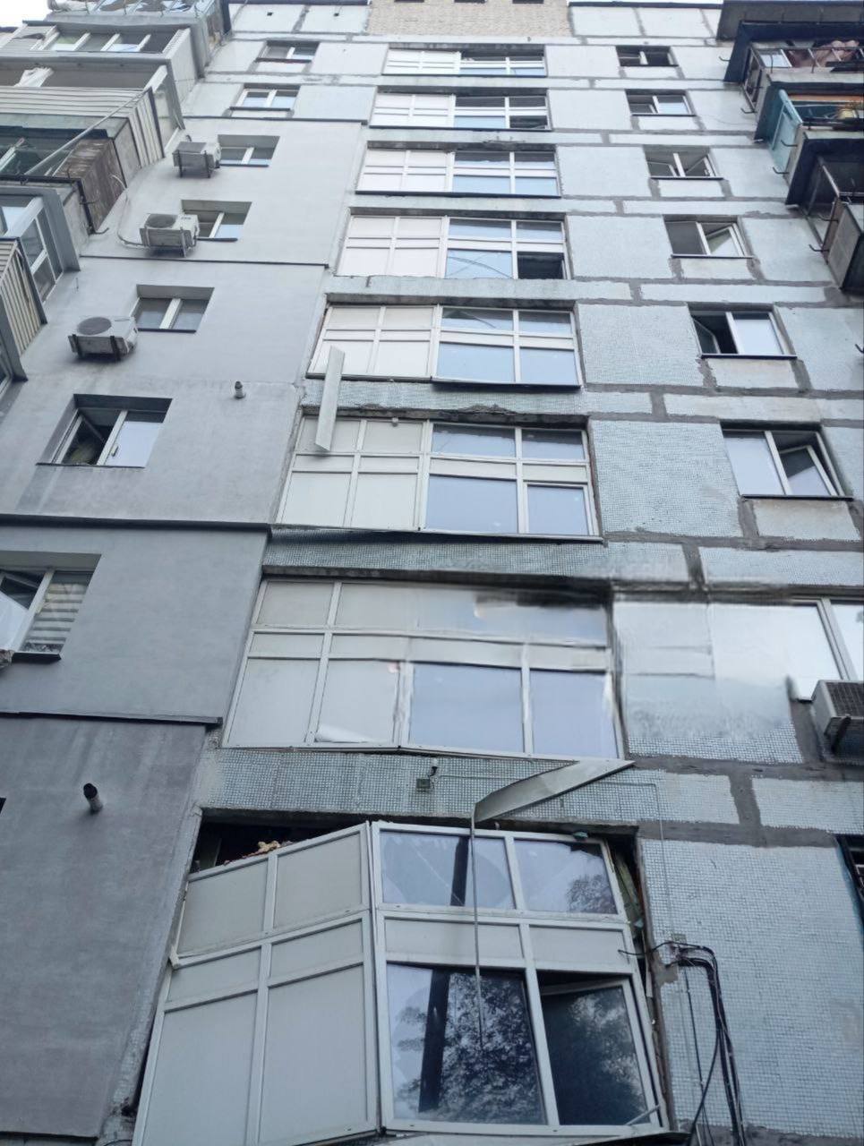 Жахливий удар РФ по Дніпру: пошкоджені багатоповерхівка, школи і дитсадки, 36 постраждалих. Фото й відео