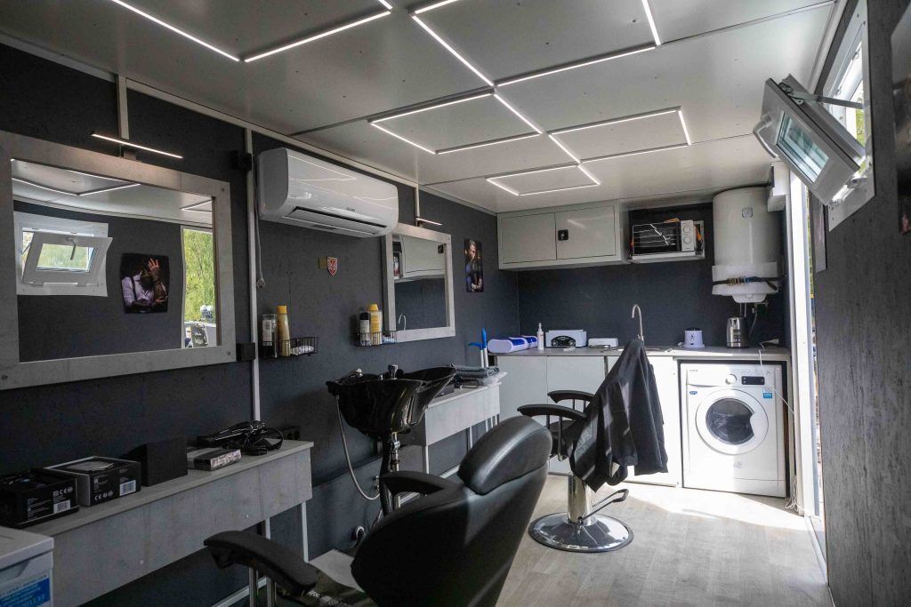 Ювілейна поїздка на фронт: Порошенко привіз дрони і техніку військовим на Харківщині. Фото