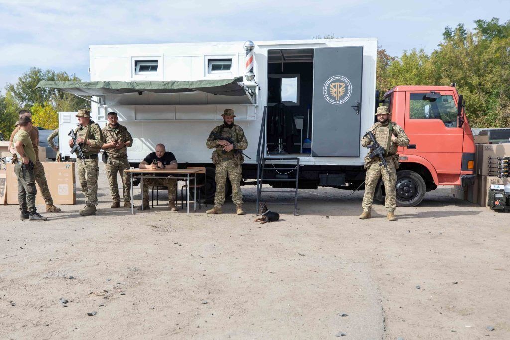 Ювілейна поїздка на фронт: Порошенко привіз дрони і техніку військовим на Харківщині. Фото