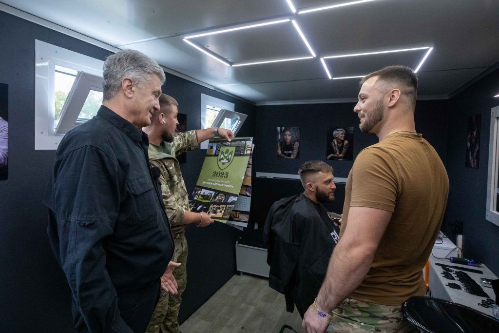 Ювілейна поїздка на фронт: Порошенко привіз дрони і техніку військовим на Харківщині. Фото