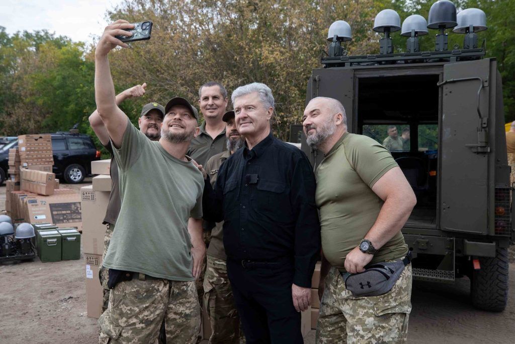 Ювілейна поїздка на фронт: Порошенко привіз дрони і техніку військовим на Харківщині. Фото