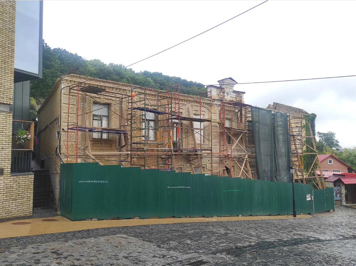 У Києві заблокували реставрацію відомої історичної будівлі на Андріївському узвозі. Подробиці та фото