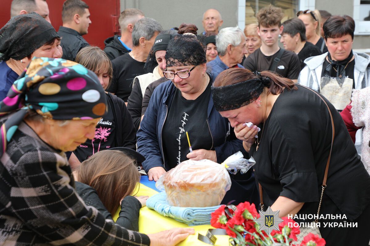 Йому назавжди буде 35: на Черкащині попрощалися з поліцейським, який загинув у боях з окупантами. Фото