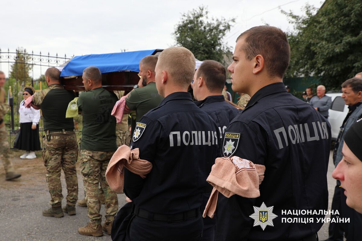 Йому назавжди буде 35: на Черкащині попрощалися з поліцейським, який загинув у боях з окупантами. Фото