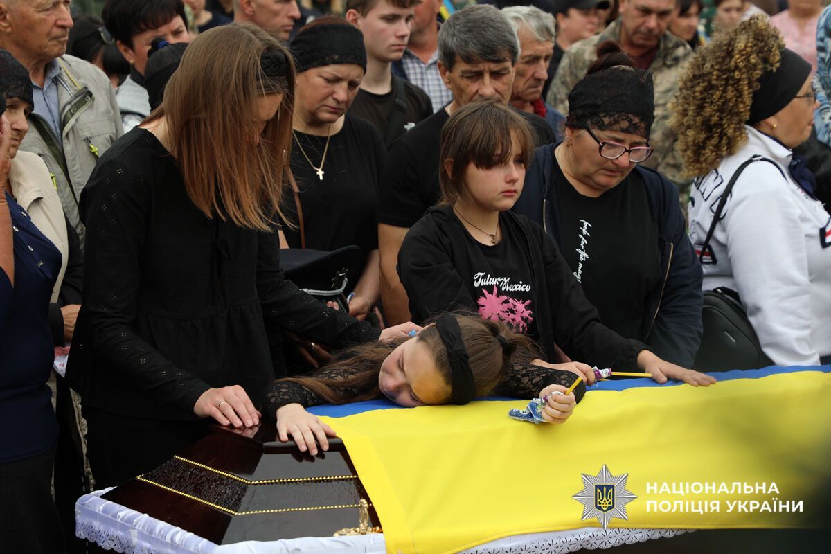 Йому назавжди буде 35: на Черкащині попрощалися з поліцейським, який загинув у боях з окупантами. Фото