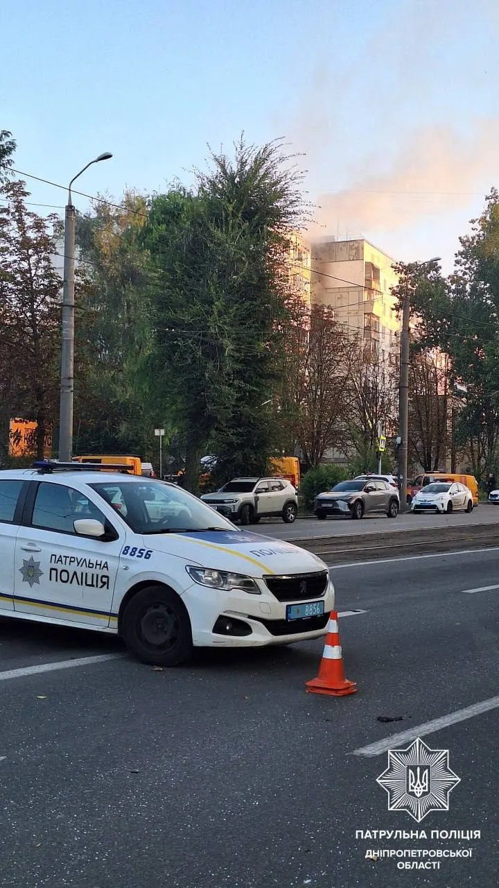 "Епіцентр армагедону": поліція показала перші хвилини після удару РФ по Дніпру. Відео