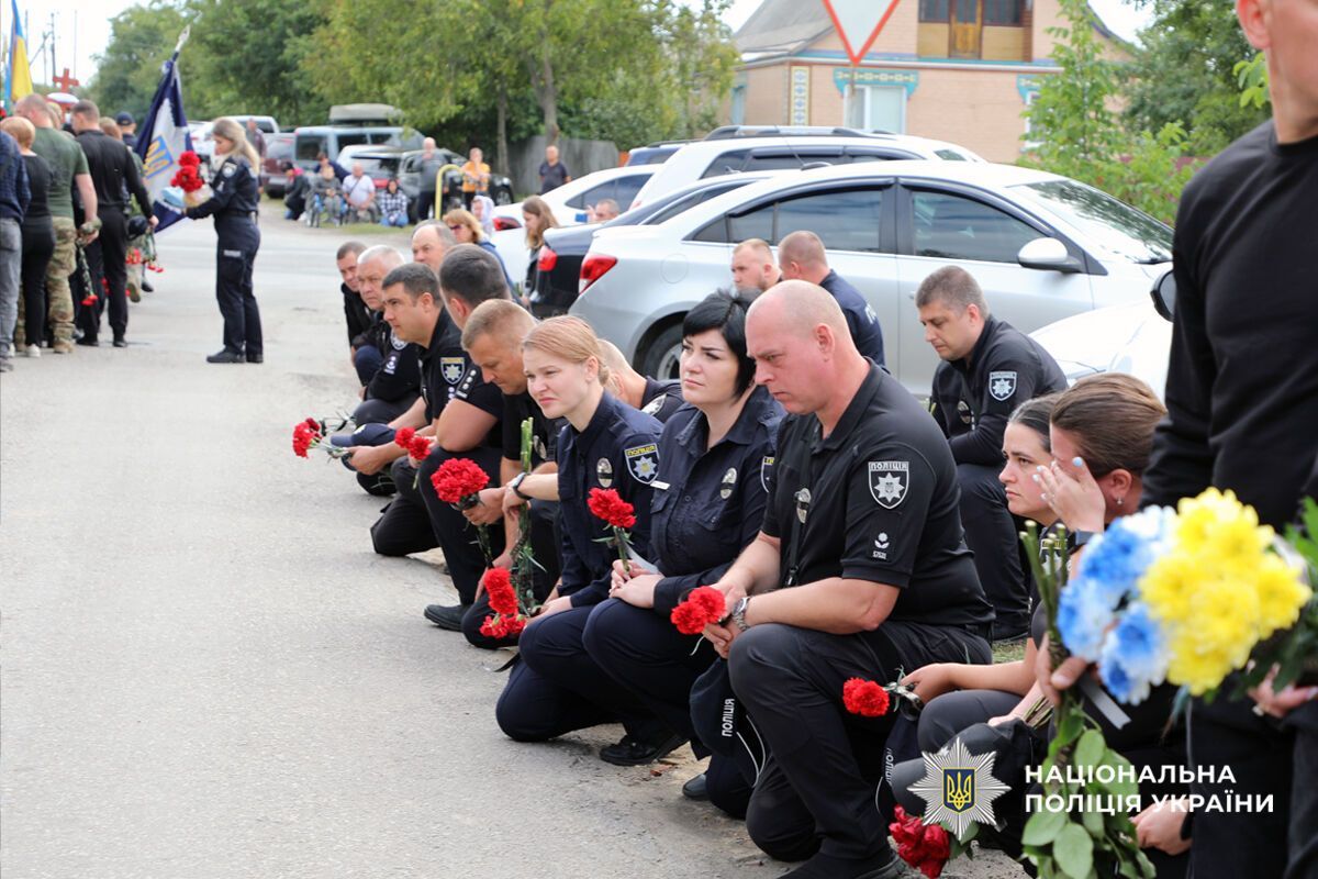 Йому назавжди буде 35: на Черкащині попрощалися з поліцейським, який загинув у боях з окупантами. Фото