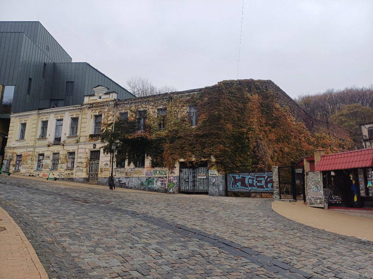 У Києві заблокували реставрацію відомої історичної будівлі на Андріївському узвозі. Подробиці та фото