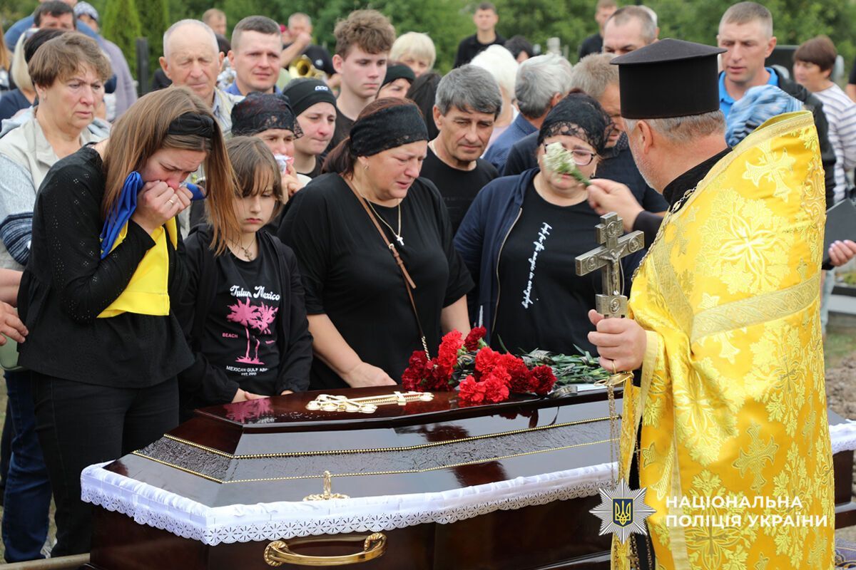 Йому назавжди буде 35: на Черкащині попрощалися з поліцейським, який загинув у боях з окупантами. Фото