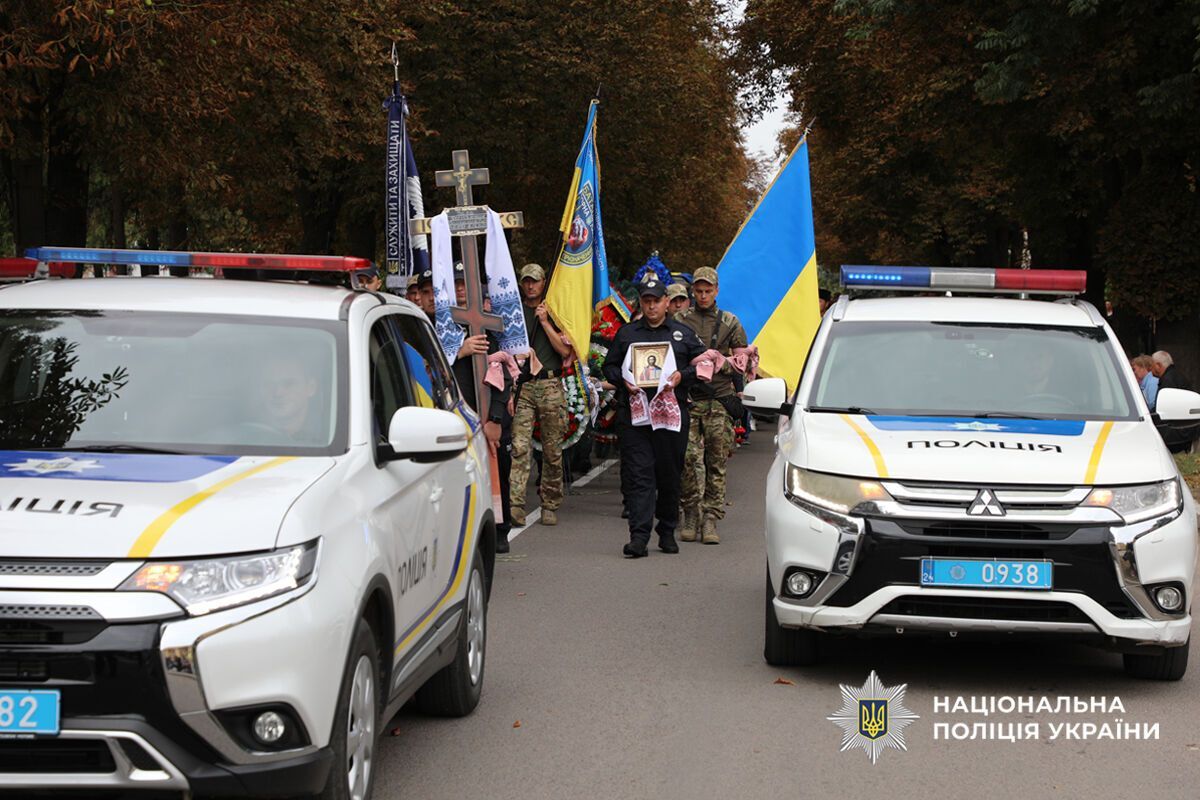 Йому назавжди буде 35: на Черкащині попрощалися з поліцейським, який загинув у боях з окупантами. Фото