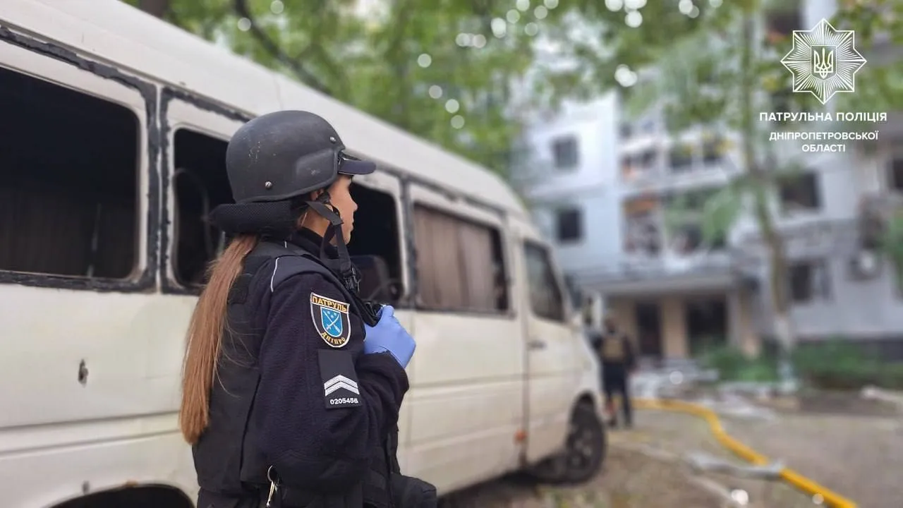 "Епіцентр армагедону": поліція показала перші хвилини після удару РФ по Дніпру. Відео