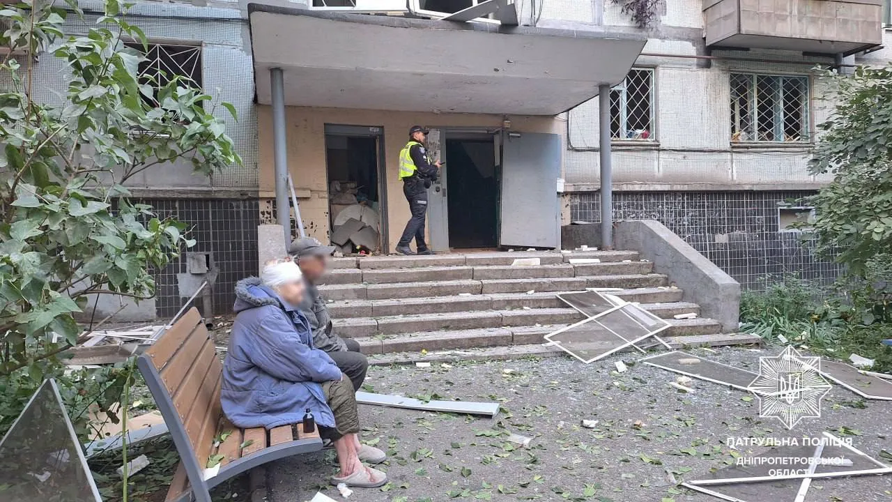 "Епіцентр армагедону": поліція показала перші хвилини після удару РФ по Дніпру. Відео