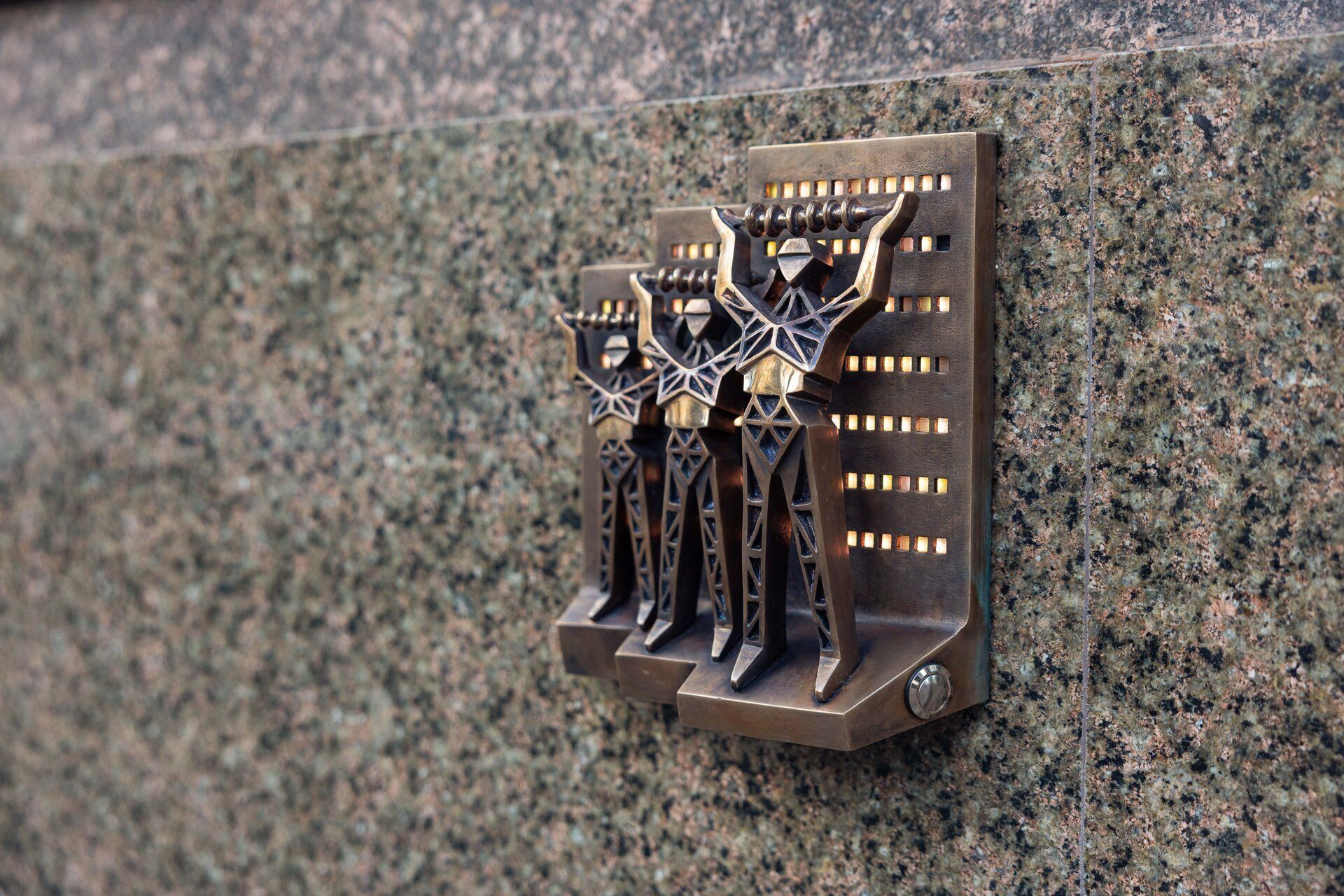 "Люди-опори": у Києві з’явилась нова мініскульптура, яка присвячена енергетикам. Подробиці та фото